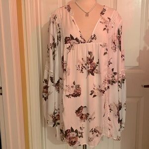 Torrid Flowy Floral Top Tunic With Beautiful Maroon And Whit Florals